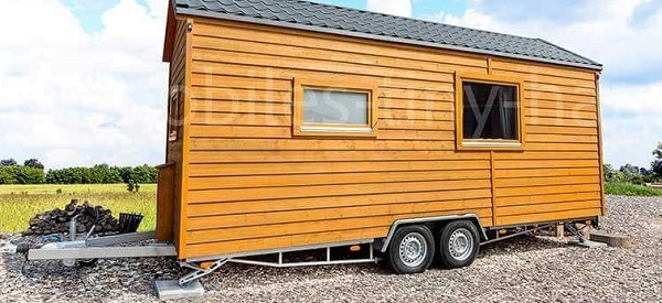 Mobiles Wohnen in einem Holzhaus aus Rädern