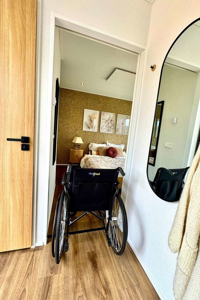 Chalet Südtirol barrierearm Schlafzimmer mit Rollstuhl